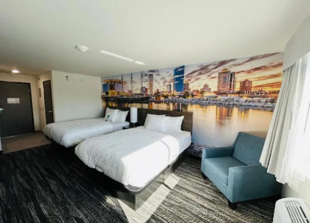 غرفة بسرير كوين، Clarion Pointe Milwaukee Airport 2/8
