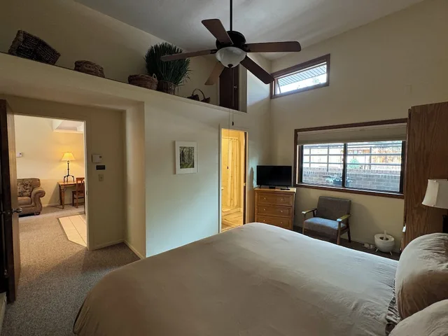 1 Bedroom, Deluxe, King Bed, Mountain View, 2 Bathrooms, Sofa، Shadow Mountain Lodge 4/10