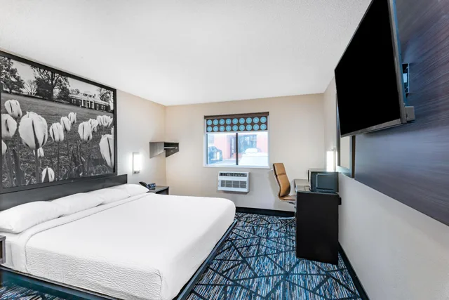 غرفة بسرير كينج بحوض استحمام لذوي الإعاقة، Super 8 by Wyndham Charlottesville 2/7
