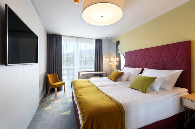 غرفة بسريرين منفصلين بشرفة، Bled Rose Hotel 1/3