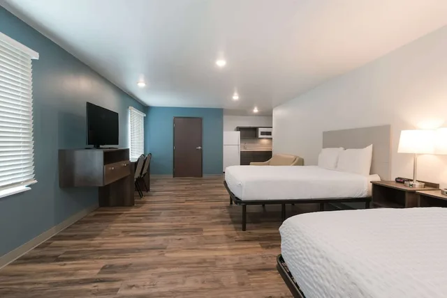 غرفة قياسية بسريرين كوين مع أريكة، WoodSpring Suites Philadelphia Northeast 1/3