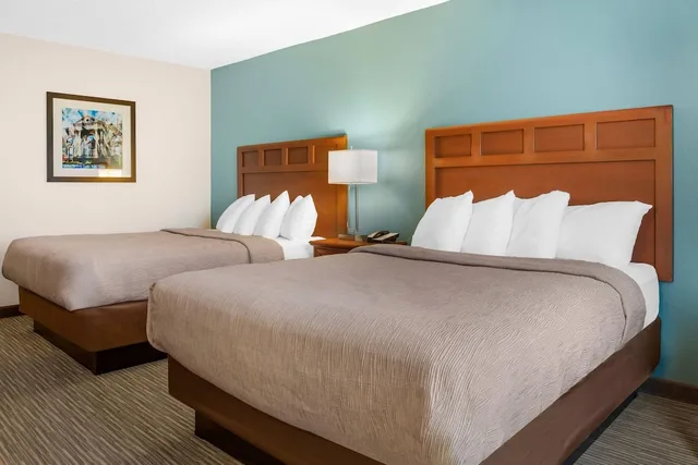 جناح بسريرين كوين، Quality Inn Bucyrus North 2/3