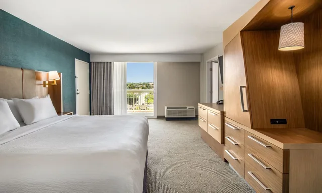 جناح بسرير كينج بإطلالة على المسبح بغرفة نوم واحدة، Courtyard by Marriott Oxnard/Ventura 2/4