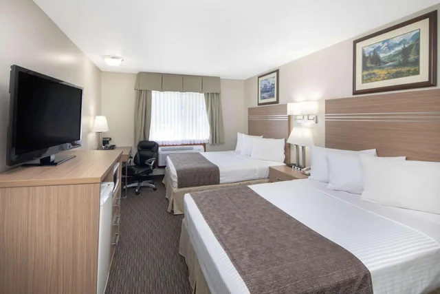 غرفة بسرير كينج وسرير كوين في الطابق الأرضي، Travelodge by Wyndham Golden Sportsman Lodge 11/15
