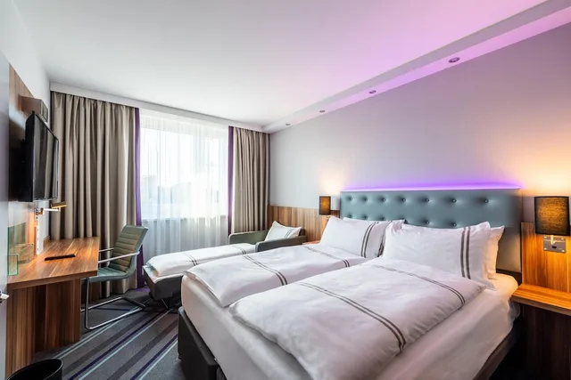 غرفة قياسية ثلاثية بسرير مزدوج وسرير فردي، Premier Inn Nuremberg City Centre 1/2