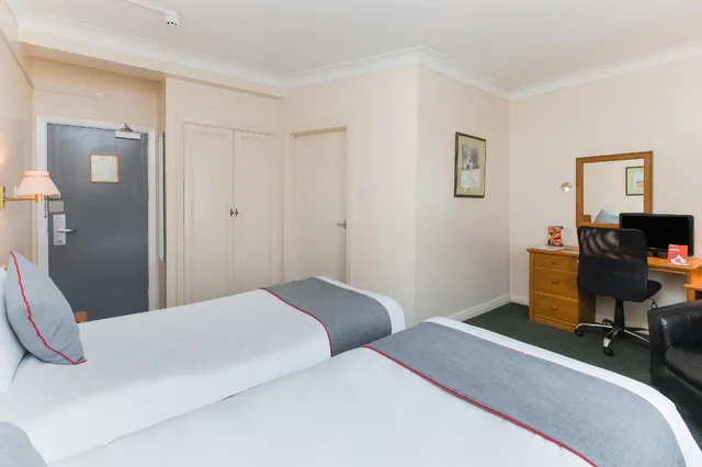 غرفة قياسية بسريرين منفصلين بإطلالة على البحر، Oyo Stade Court Hotel 4/6