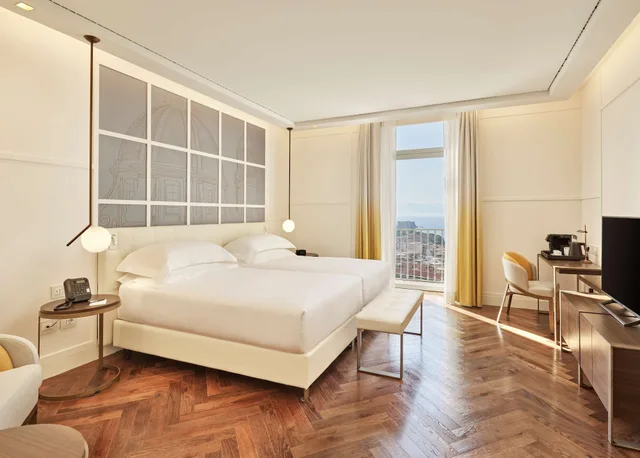 غرفة عائلية بسرير كينج، De Bonart Naples, Curio Collection by Hilton 2/8
