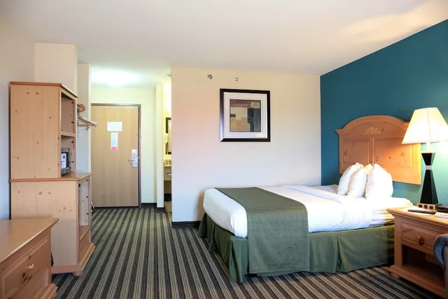 جناح بسرير كوين، American Inn and Suites Peosta, IA 1/3
