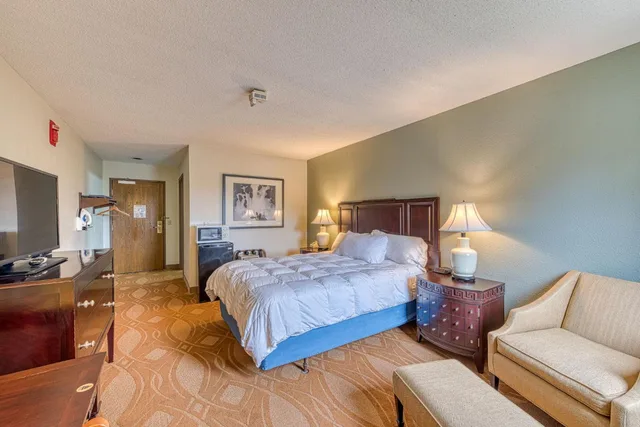 Room, Single, American Inn and Suites Dundee (ex Days Inn and Suites) 2/8