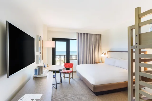 Room, King Bed, Bunk Bed, Gulf Front, Bathtub، The Lodge At Gulf State Park A Hilton Hotel 6/10