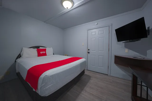 Room, Double Bed, OYO Hotel Portland OR near Airport 2/5