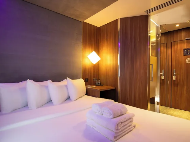 Standard, King Bed, No Window، Bloc Hotel Birmingham 2/9