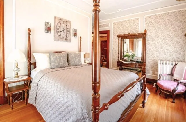 غرفة بسرير كوين، Mathis House, A Victorian Bed & Breakfast and Tea Room at 600 Main 1/2
