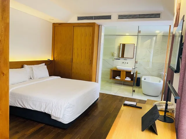 جناح، Liberty Hotel Saigon Greenview 4/8