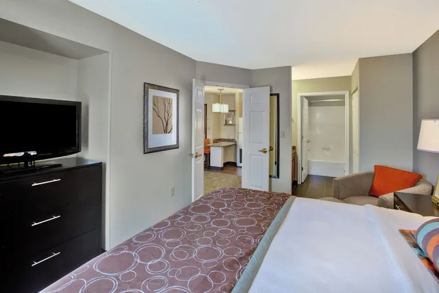 جناح بسرير كينج بغرفة نوم واحدة بمطبخ، Staybridge Suites Louisville-East 1/4