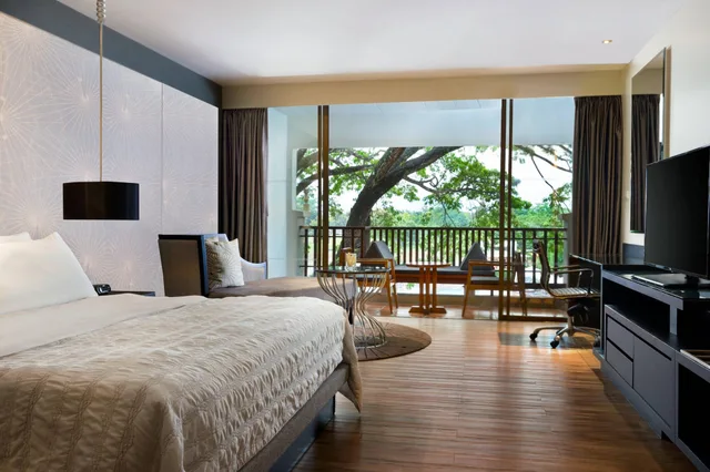 غرفة بسرير كينج بإطلالة على الحديقة بشرفة، Le Meridien Chiang Rai Resort 1/2