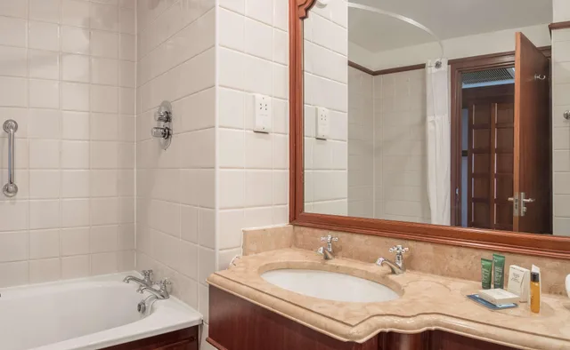 Wellness, Guest Room, Double Bed، Hilton East Midlands Airport 2/3