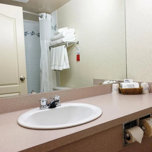 غرفة بسرير كوين، Ramada By Wyndham Lloydminster 5/8