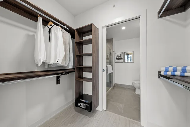 جناح جونيور بسرير كينج وسرير كوين بغرفتي نوم مع أريكة، Level Chicago Fulton Market 4/4