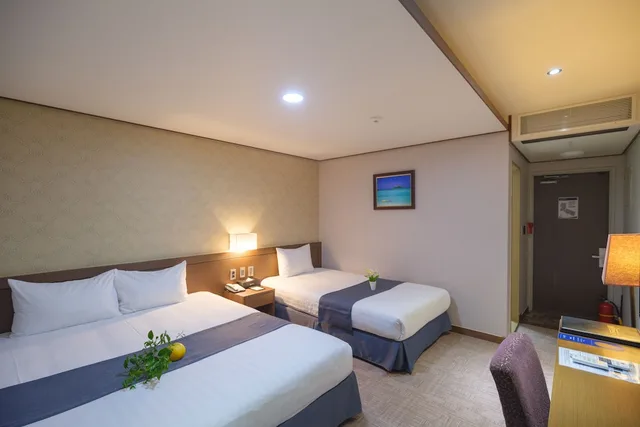غرفة بريميير بسريرين منفصلين وسرير كينج وسرير فردي بإطلالة على البحر، Benikea Hotel Jeju 1/3