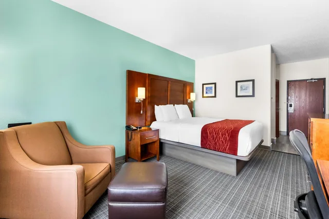 غرفة بسرير كوين بحوض استحمام لذوي الإعاقة، Comfort Inn Marion 1/6