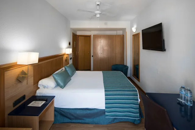 غرفة بسريرين منفصلين بإطلالة على البحر بشرفة، Hotel Catalonia Las Vegas - Adults Only 2/5