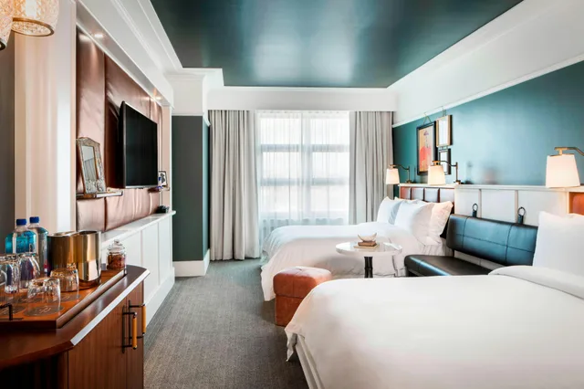 غرفة بسرير كوين، PERRY LANE HOTEL, A LUXURY COLLECTION HOTEL, SAVANNAH 3/4