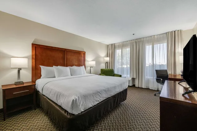 غرفة بسرير كينج، Comfort Inn and Suites Logan Near University 2/4