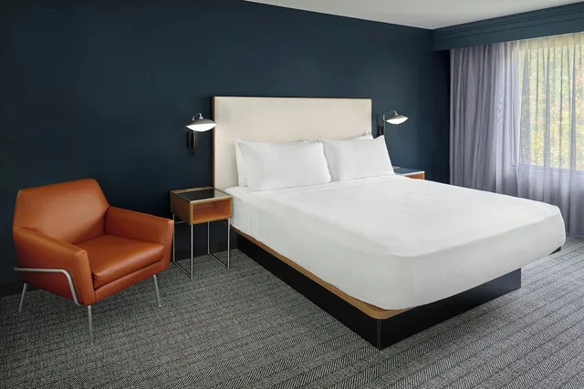 1 Bedroom, Suite, King Bed, Sofa, Corner, Courtyard by Marriott Kansas City Shawnee 2/5