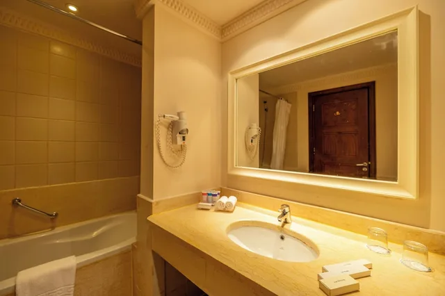 جناح بسرير فردي بإطلالة على البحر بشرفة بغرفة نوم واحدة، Continental Plaza Beach Resort 7/8