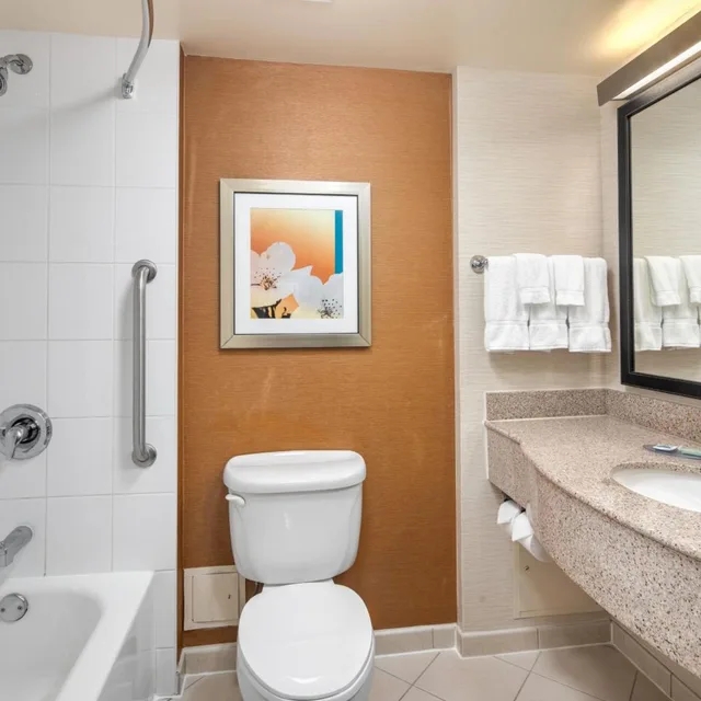 جناح تنفيذي بغرفة نوم واحدة بمطبخ صغير، Fairfield Inn And Suites Toronto Airport 2/2