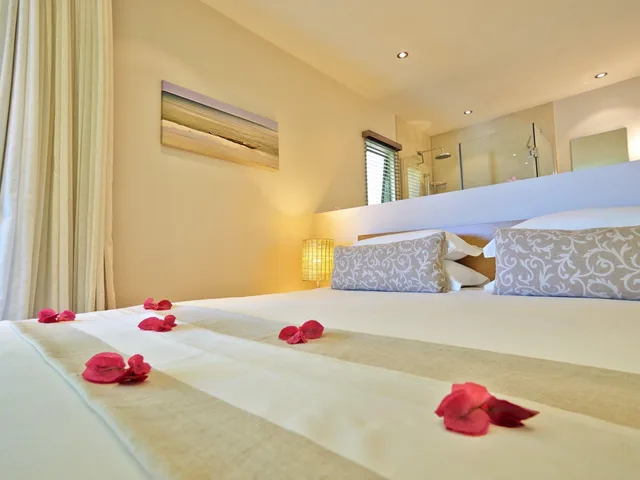 2 Bedrooms, Suite, Beach Front، Bon Azur Beachfront Suites Penthouses By Lov 1/8