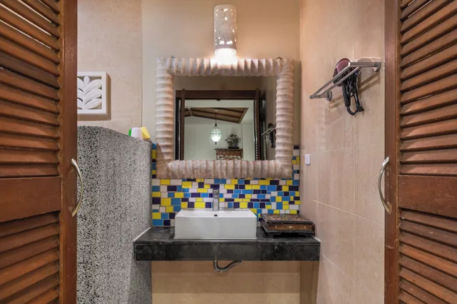 غرفة رباعية بسريرين مزدوجين بحوض استحمام، Shen's Village Hotel Bali 4/4
