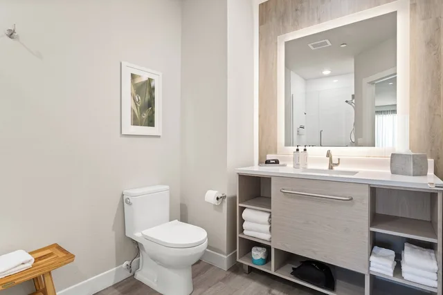 غرفة قياسية بسرير كينج بشرفة، EVEN Hotel Austin Uptown near the Domain, an IHG Hotel 2/3