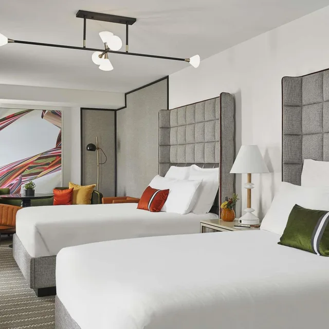 غرفة فاخرة بسرير كوين، 21c Museum Hotel St Louis 1/8