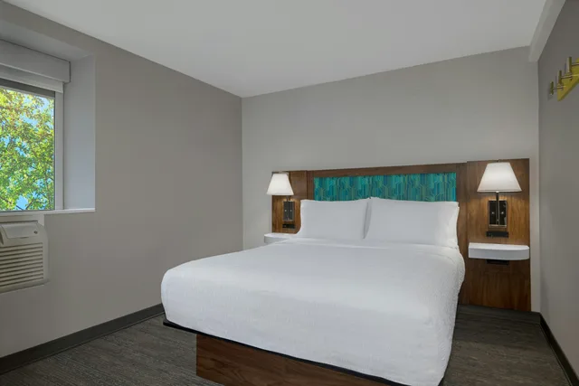 غرفة بسرير كوين، Hampton Inn & Suites by Hilton Toronto Downtown 1/1