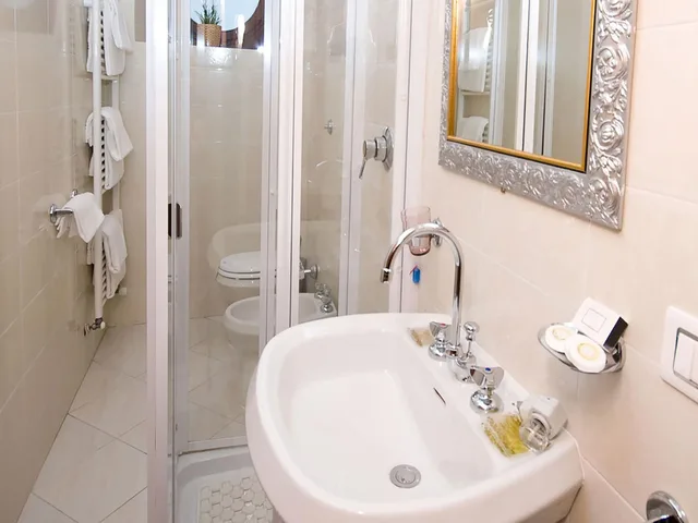 غرفة رباعية بحمام خاص، Hotel Pisa Tower 7/9