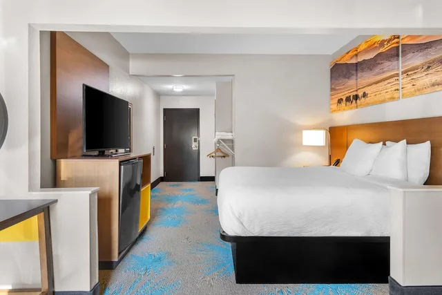 جناح ديلوكس بسرير كينج بحوض جاكوزي للمدخنين، Days Inn Suites By Wyndham Ridgeland 2/5