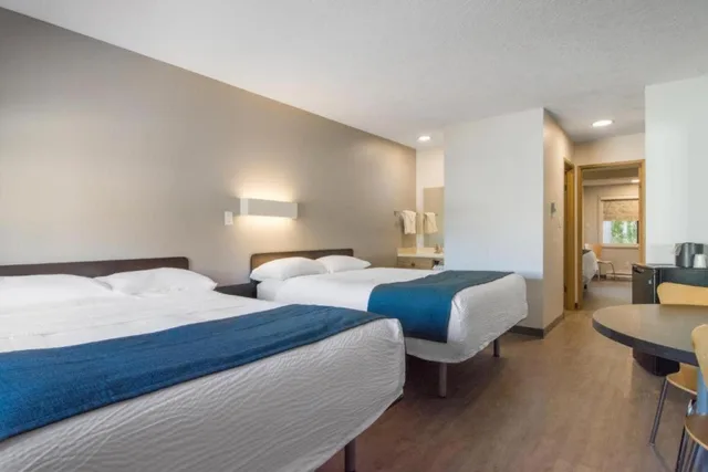 2 Queen Beds - Non-Smoking, Micfridge, View، Motel6 Saanichton, BC - Victoria Airport 9/10