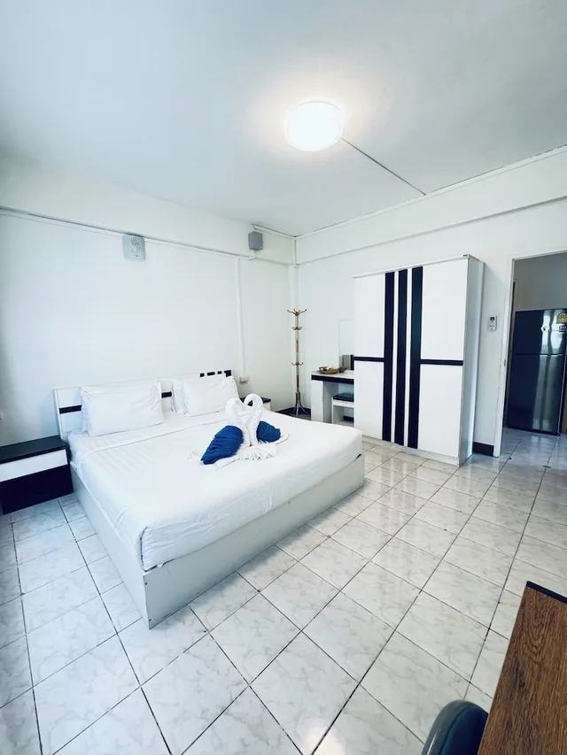 3 Bedrooms, Family, Apartment, 3 King Beds, Beach Side, City View، La Casa Patong 2/6