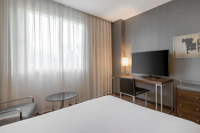 Guest Room, Standard, Queen Bed, AC Hotel by Marriott Madrid Airport 3/4