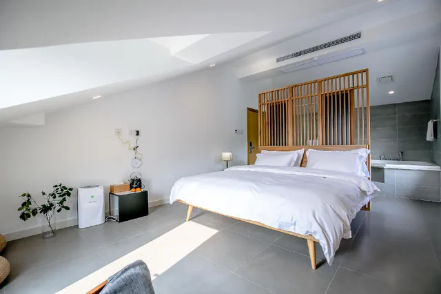 غرفة ديلوكس بسرير كينج وسرير كوين بشرفة، Hangzhou Sansu Hotel 1/2