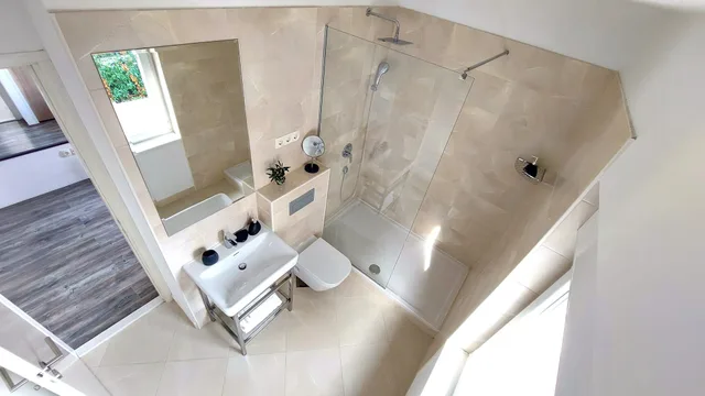 غرفة بريميوم بسرير كوين بشرفة بإطلالة جزئية على البحر، Refresh Boutique Apartments 7/10