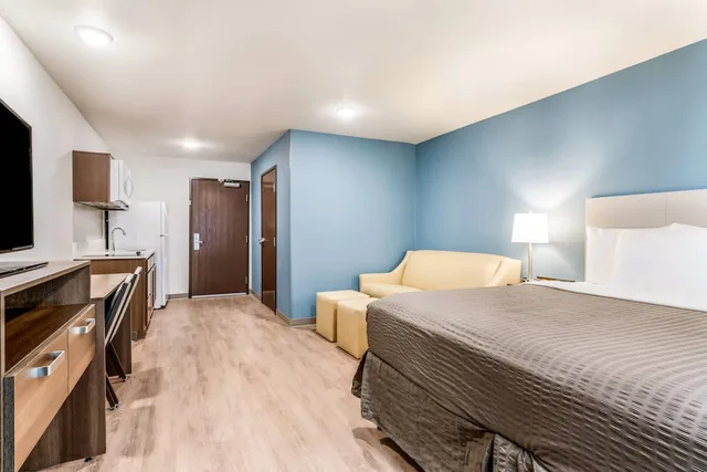 غرفة أساسية بسرير كينج لذوي الإعاقة، WoodSpring Suites Charlotte - University Research Park 3/7