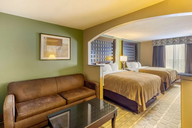 Suite, 2 Queen Beds, Quality Suites Sherman, TX 3/4