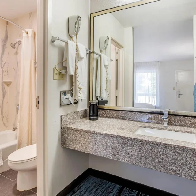 غرفة بسريرين كوين يُسمح فيها بالحيوانات الأليفة، Quality Inn Mount Airy Mayberry 1/2