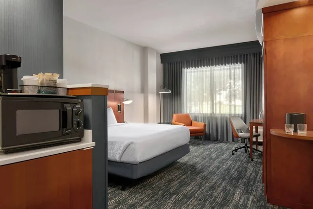 غرفة بسرير كينج مع أريكة، Courtyard Lancaster 5/8