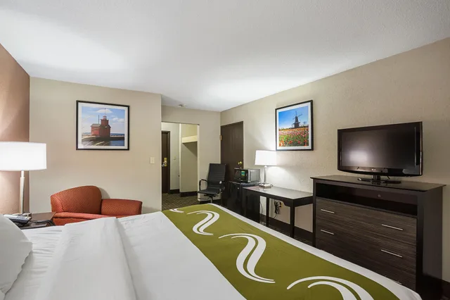 غرفة قياسية بسريرين كوين، AmericInn by Wyndham Holland MI 2/3