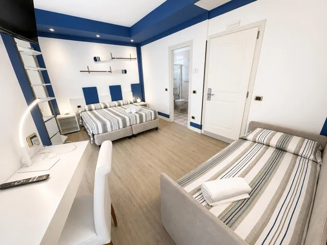 غرفة بريميوم رباعية بإطلالة على البحر بشرفة، Karinzia Hotel 3/10