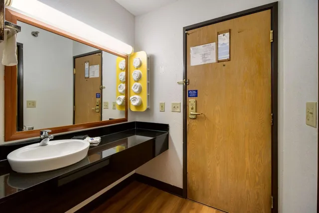 جناح بسرير كينج بجاكوزي للمدخنين، Motel6 Davenport, IA 10/10